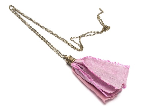 Długi naszyjnik boho z różowym wisiorkiem do sukienki letniej