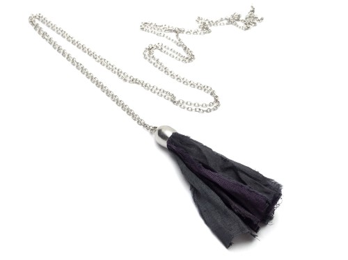 Długi naszyjnik z czarnym wisiorkiem na łańcuszku ze stali chirurgicznej