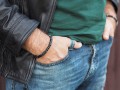 Czarne agaty i turmalin w bransoletce na męskim nadgarstku
