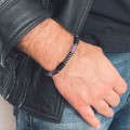 Turmaliny i kamienie ametystu w bransoletce na męskim nadgarstku