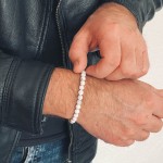 Bransoletka męska z kamieni howlitu białego hw02